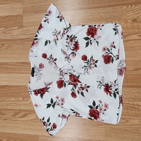 Kendall and Kylie crop floral lace up vneck blouse size medium - Picture 5 of 9
